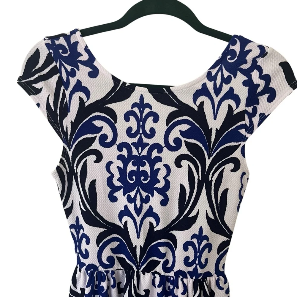 Everly damask printed skater dress blue and white stretch scoop back size small
